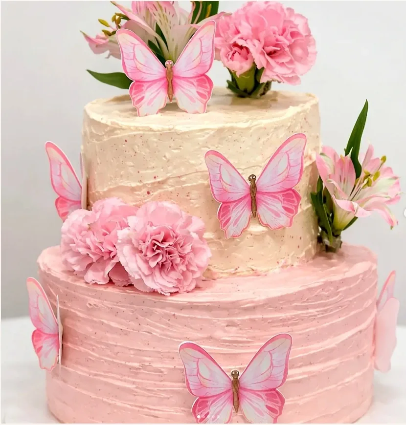 Bolo rosa com flores e borboletas