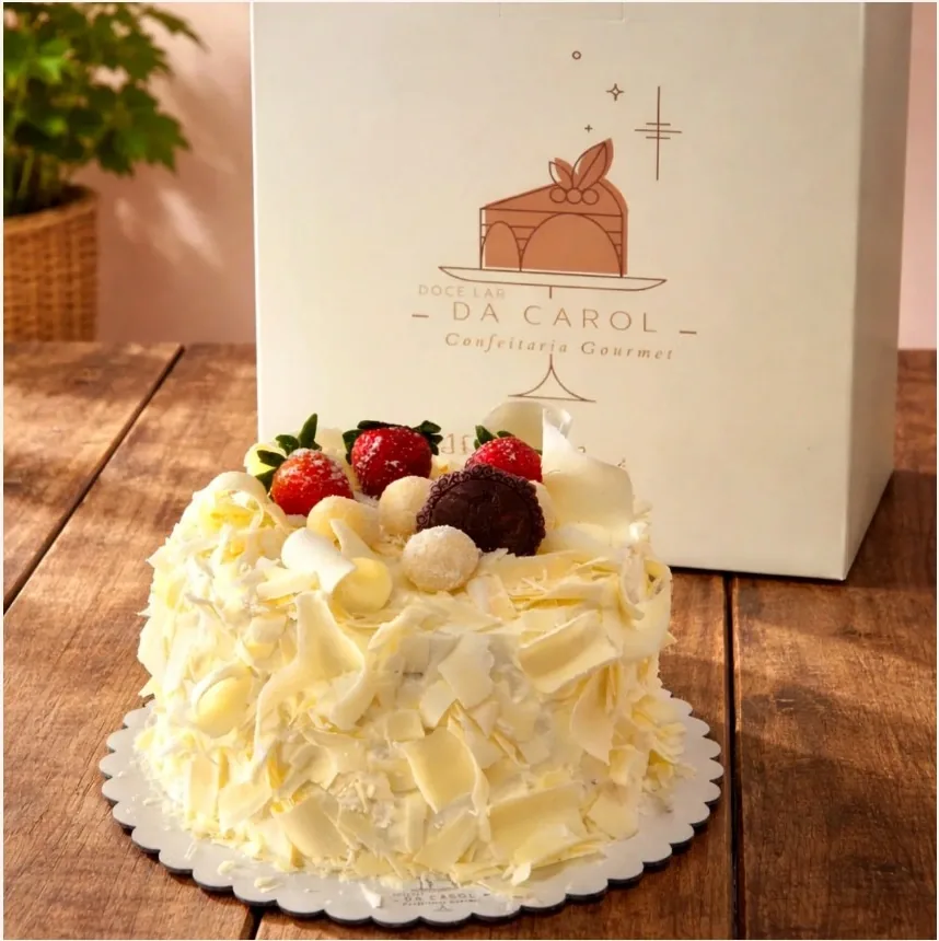 Bolo artesanal de chocolate branco com frutas