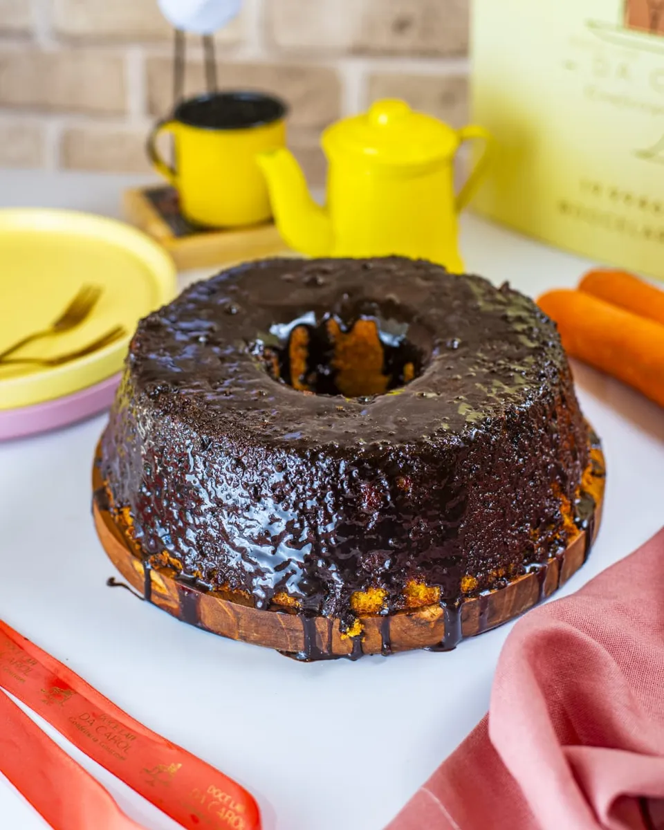 Bolo caseiro com calda de chocolate da Doce Lar da Carol