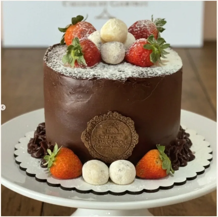 Bolo chocolate com frutas