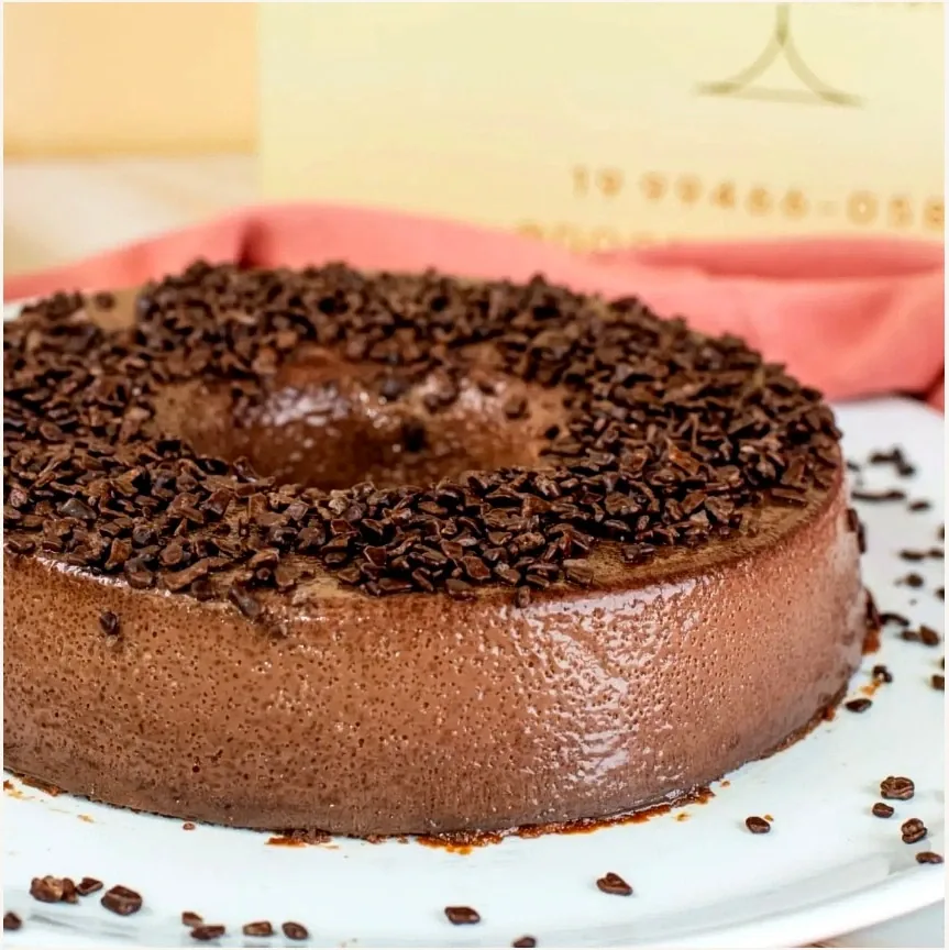 Sobremesa artesanal de chocolate com granulado