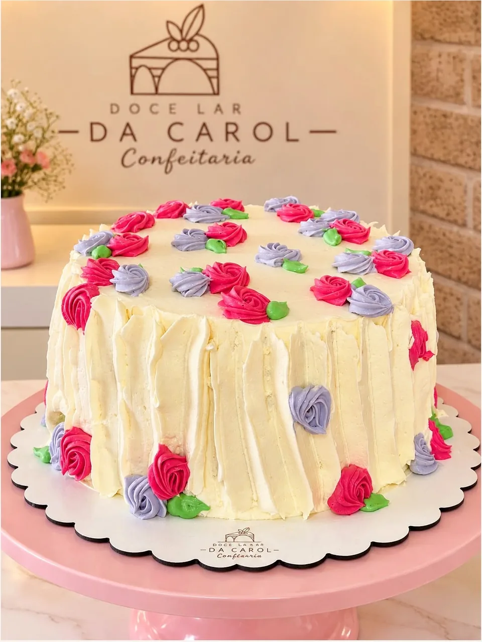 Bolo artesanal com decoração floral